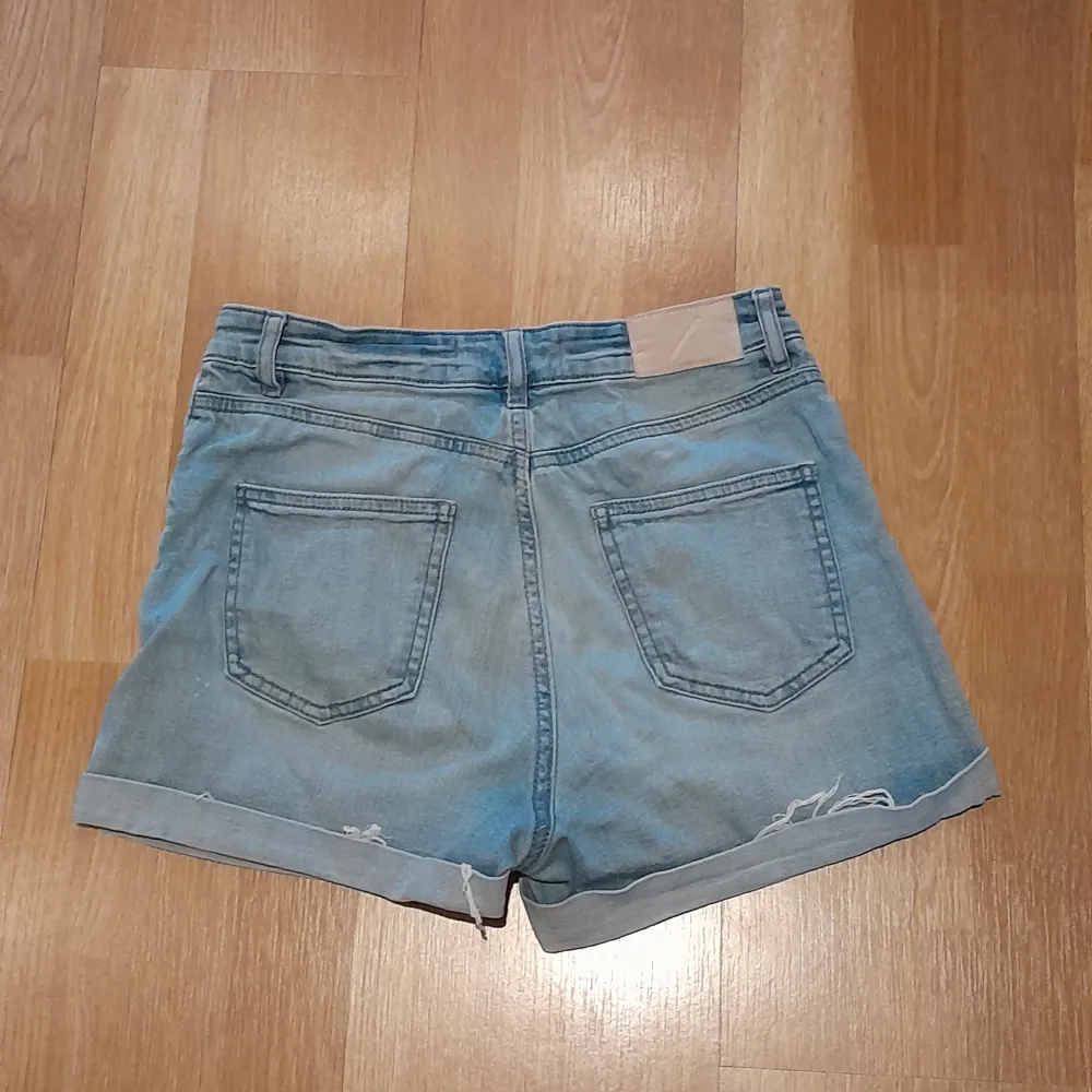 High waisted jeans shorts från Carlings märket /STAY. Använt skick. Kontakta gärna om frågor!. Shorts.