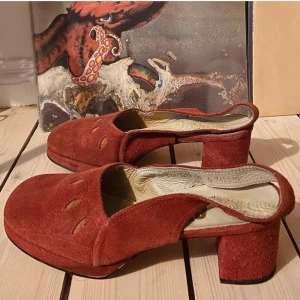 Tuffaste 70-talspumpsen 🦑  - Äkta 70-talsklackar med platå. Ser lite repiga ut på vänstra på bilden men inget som syns mycket alls i verkligen. Som en modern storlek smal 39. Äkta mocka. (Svart fläck på vänstra som man kan testa att putsa bort).