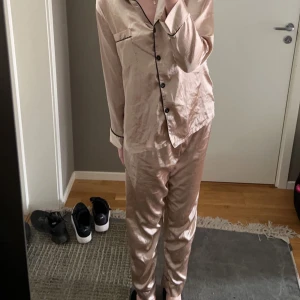 Pyjamassett  - Pyjamassett i storlek S i mycket mjukt och lent siden. 