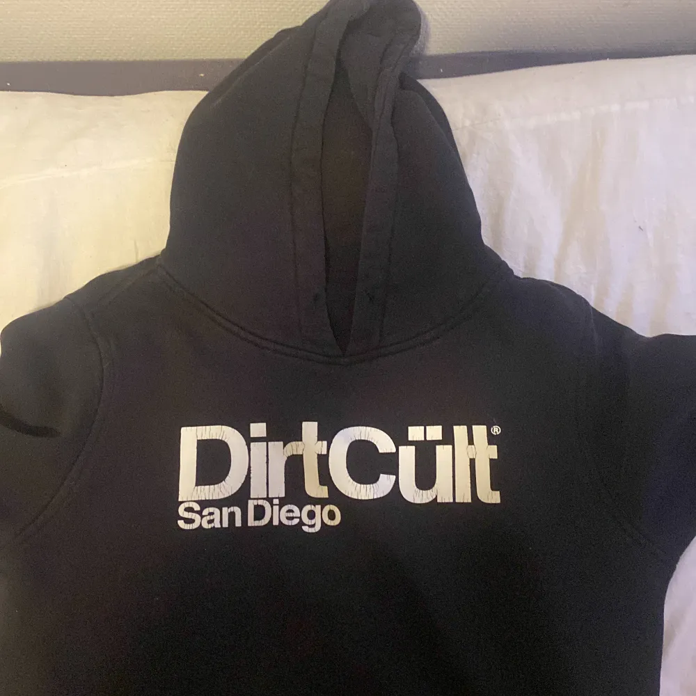Säljer min dirtCült hoodie för att de inte e min Stil längre. Texten e sprucken men annars så är den i mycke bra skick. Hoodies.