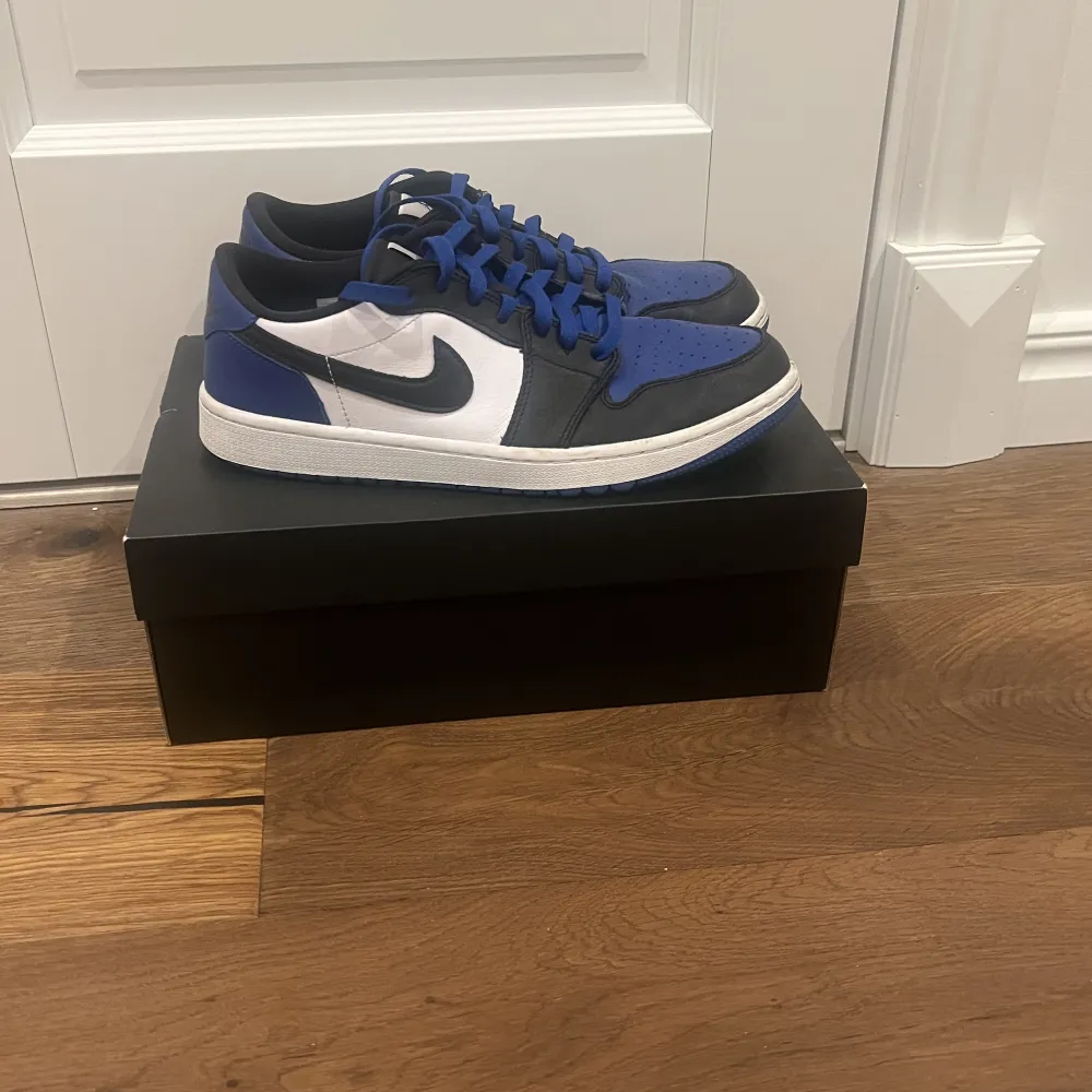 Jordan 1 low, storlek 44 (passar 43 och 42), I bra skick, Köpt för 4 månader sen. Skor.