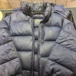 Säljer min gamla Ralph Lauren jacka eftersom den är för liten köptes på Nk för 2200kr och är i bra skick det är storlek 14-16 (L) jackan säljs för 500kr diskuteras  vid snabb affär. Jackan säljs för så lågt då den baksida av jackan se bild 3