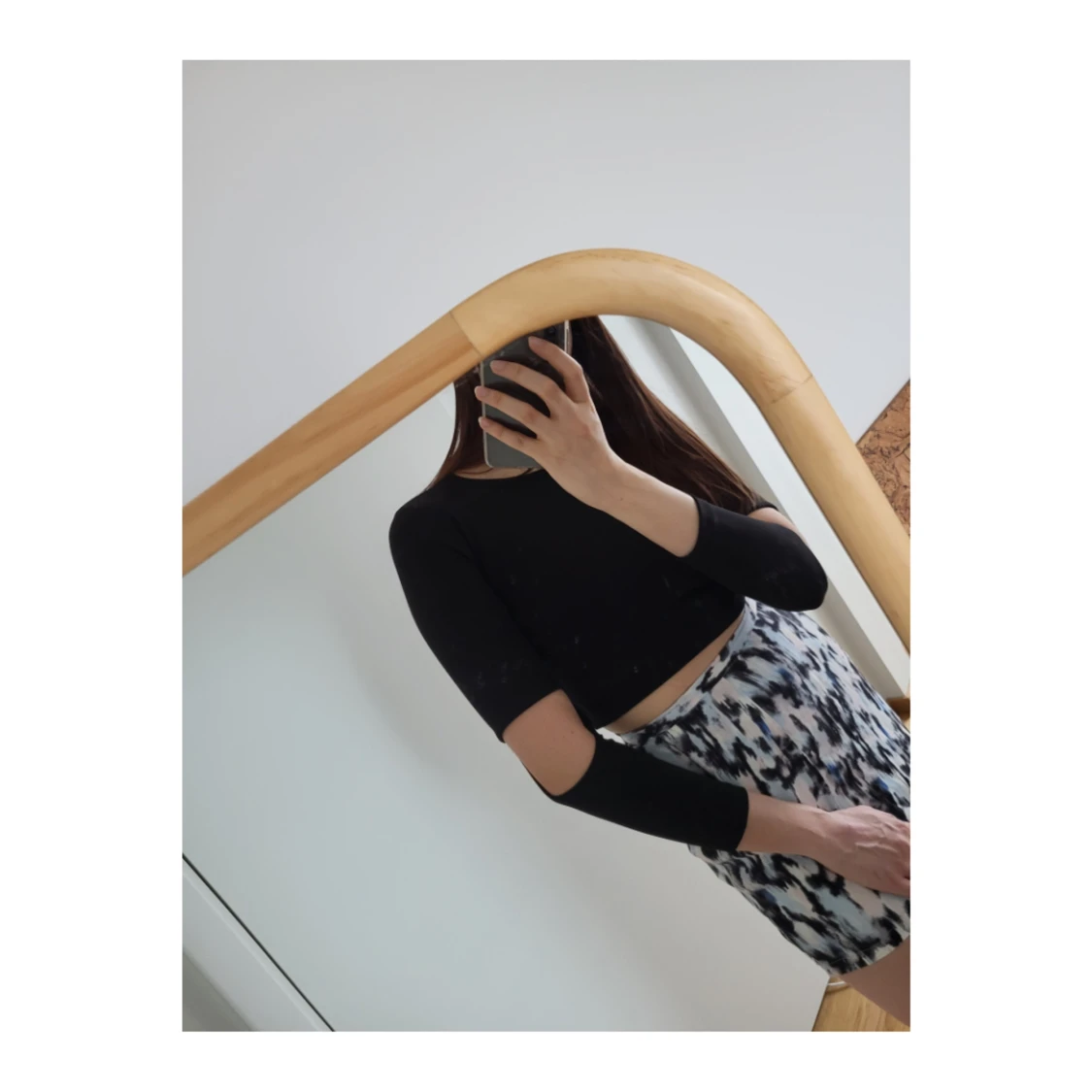 Svart croptop med cutouts - 90