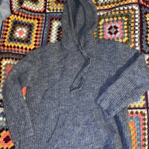 Carin Wester stickad hoodie - Grå stickad hoodie från Carin Wester i storlek S, sitter lite oversized. Knappt använd  Kommer från rökfritt hem med katt:) säg till om fler bilder önskas osv!! 