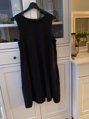 Damkläder - Dam kläder i olika storlekar. 30 kr plagget.  Hör av er för mer information