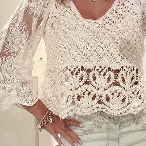 Tröja  - Otroligt fin tröja ifrån en affär i Spanien, så fin och i så bra skick. Ärmarna e lite kortare (3/4) och är i ONE-SIZE (jag har S/36) i tröjor oftast och skulle säga att denna passar någon som har XS-M 