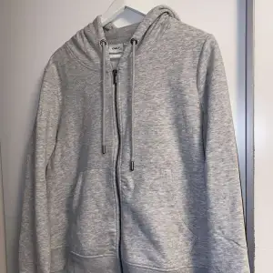 Skön zip hoodie som aldrig används. Lite kort i armarna, det är storlek XL men känns som en M.