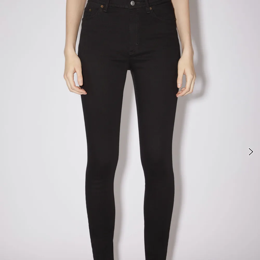 Aldrig använda Acne studios PEG jeans svarta Strl 26/32  Nypris 2300 Säljes för 300. Jeans & Byxor.