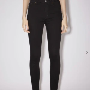 Acne studios PEG jeans - Aldrig använda Acne studios PEG jeans svarta Strl 26/32  Nypris 2300 Säljes för 300