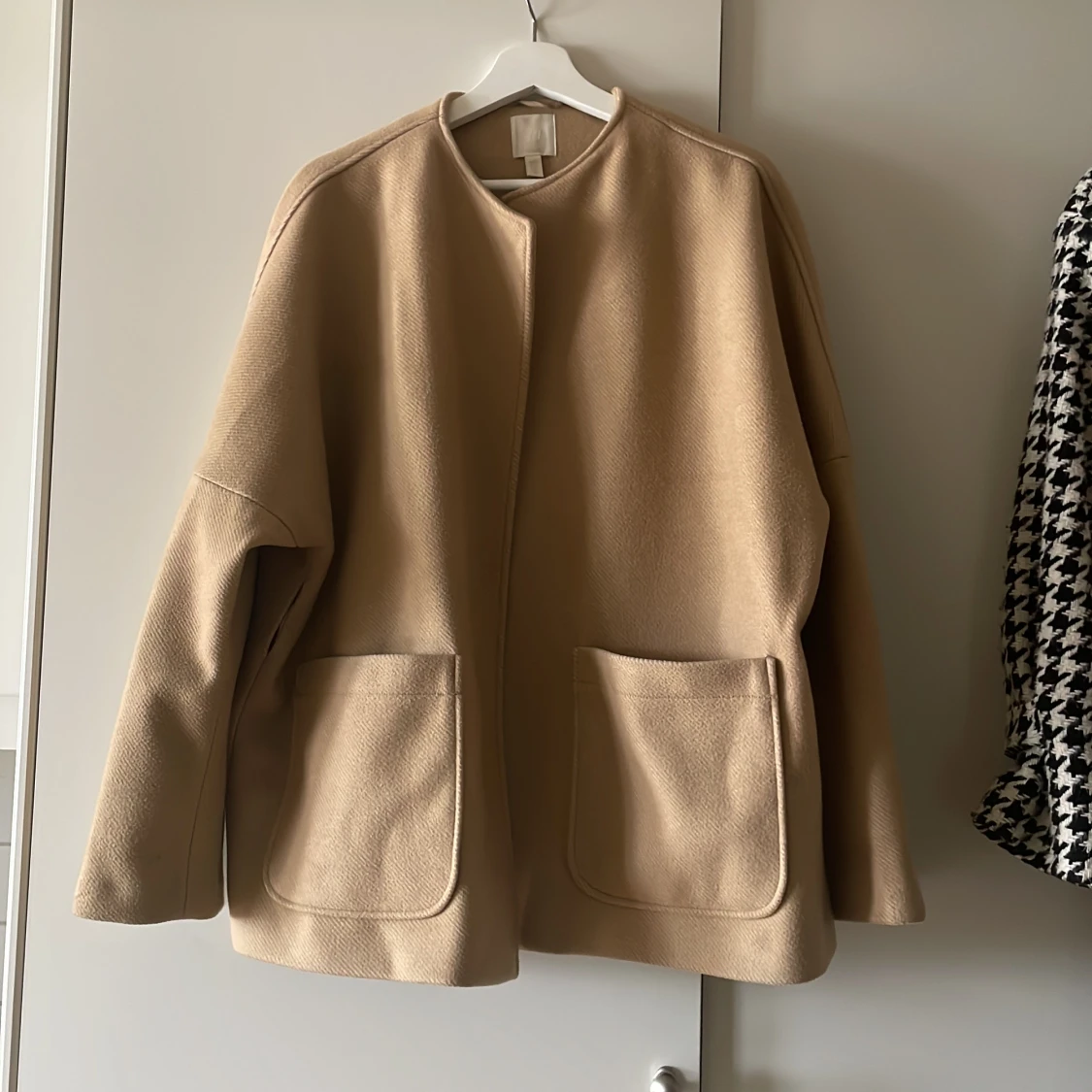 Fin beige kort kappa från hm 