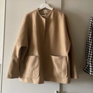 Fin beige kort kappa från hm  - Fin beige kappa med tillhörande skärp 