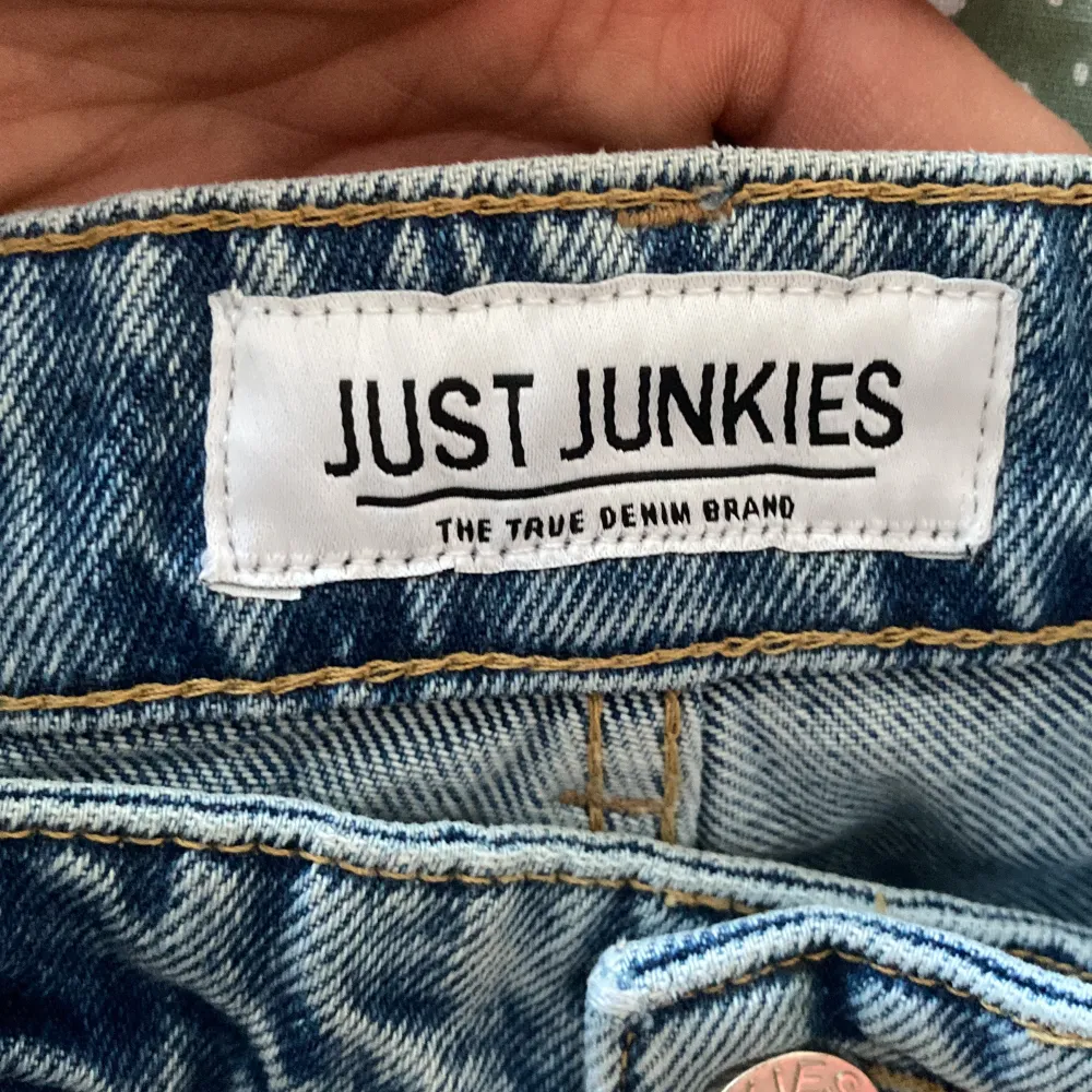 Just junkies jeans i bra skick. Är i storlek w29 l30. Säljer för att dem är lite för små på mig nu. Priset kan diskuteras. Skriv om ni har några frågor😇. Jeans & Byxor.