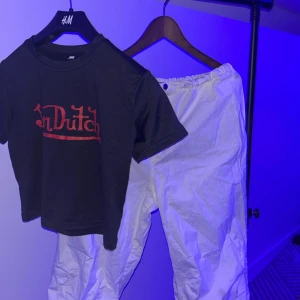 Vom dutch 2 piece💙 - köp baggy vita cargo bukser med en fin cropped von dutch tröja. Bukser L och tröjan M