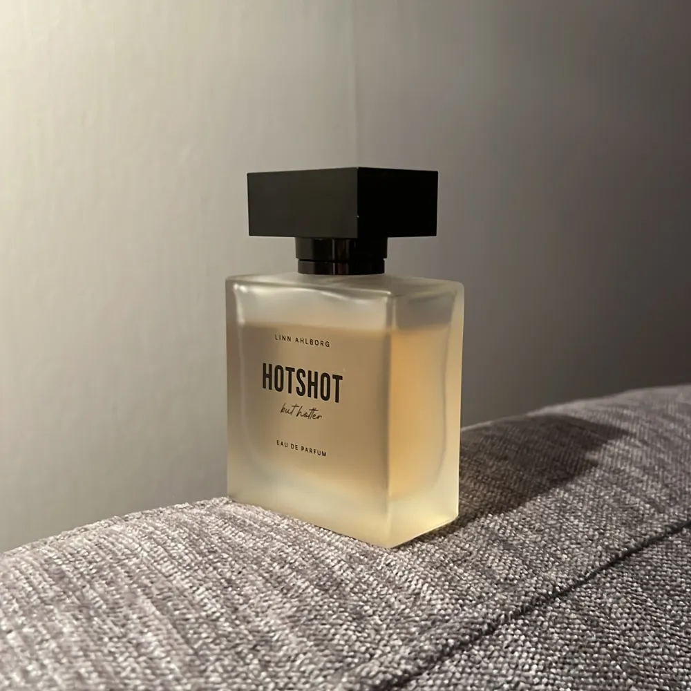 Linn Ahlborgs parfym ”Hotshot but hotter”, 50ml. Inte använd många gånger! . Övrigt.
