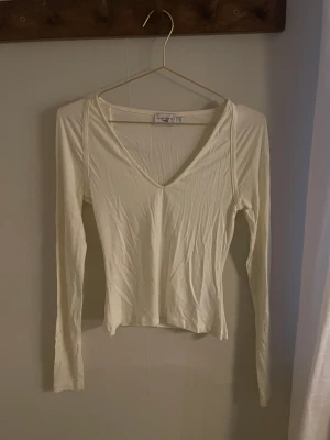 Tröja - Långärmad tröja i krämvit från nakd