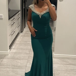 Balklänning - Endast använd vid ett tillfälle och köpt i albanien. Pris kan diskuteras!