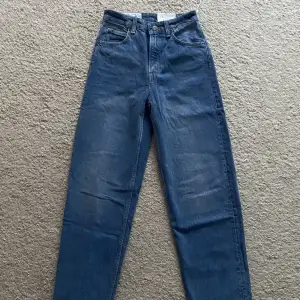 Fina 90-tals jeans från H&M som är höga i midjan och normal längd, köptes för 300kr 