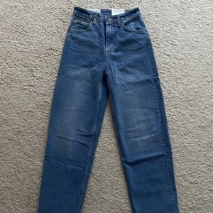 90s Baggy jeans - Fina 90-tals jeans från H&M som är höga i midjan och normal längd, köptes för 300kr 
