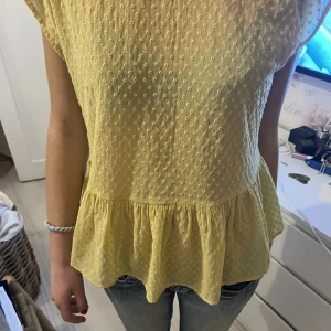 Topp  - Säljer denna topp som jag köpt på mango!💕