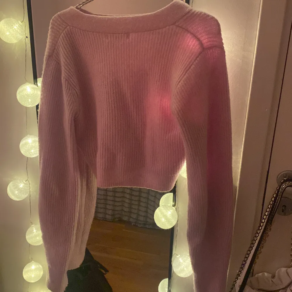 Croppad kofta från H&M som inte kommer till användning. Använt få gånger. Är i bra skick💕Köparen står för frakt!. Neuleet.