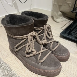 Inuikii skor - Ett par bruna inuikiis i storlek 41. Få gånger använda och inköpta förra vintern. Nypris 2699kr