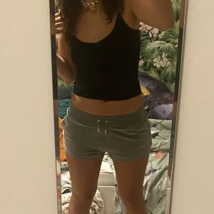 Juicy couture shorts  - Jättefina juicy shorts som jag köpte förra sommaren föratt matcha mitt gröna juciy sett, jag har två par så demma är nästan oanvända!