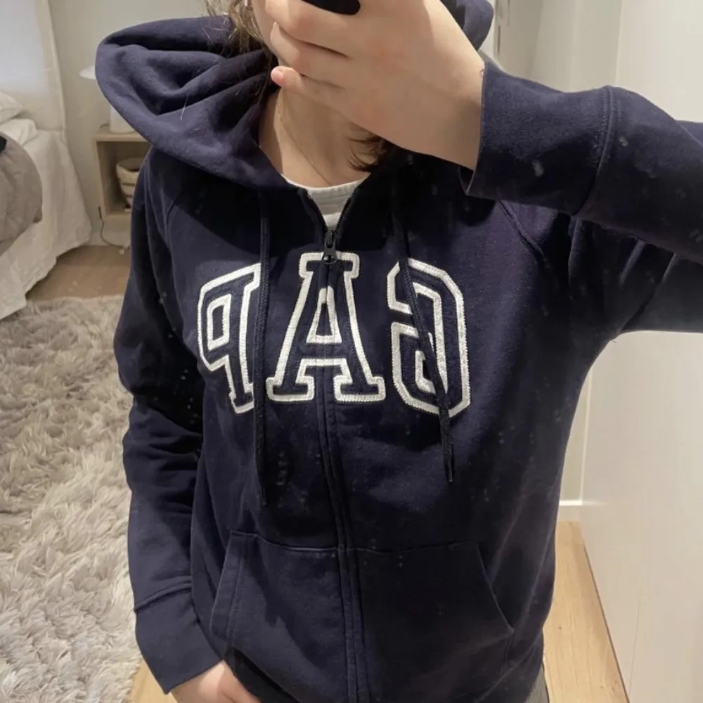 Super snygg o superskönt GAP hoddie💕säljer för att den tyvärr e för liten för mig💘andvänd men inga defekter så den e som ny❣️150kr+ frakt (pris kan diskuteras). Hoodies.