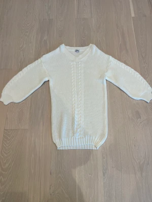 Stickad klänning - Vit stickad klänning från bubbelroom, storlek L. Endast använd en gång!! 