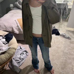 Vårjacka - Så söt vår jacka, den är lite overzized för en xs. Jag skulle säga att den mera är som en S-M!