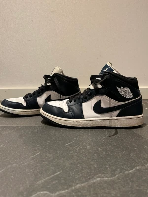 Air Jordan 1 mid dark teal - Säljer nu min jordans för de inte används. Skicka 7,5/10 storlek 43. Box och tags finns. Hör av dig vid frågor💯