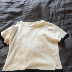 Topp  - Säljer denna fina top med slits på bägge sidan från Zara. Gör sig inte rättvis på bild. I bra skick 