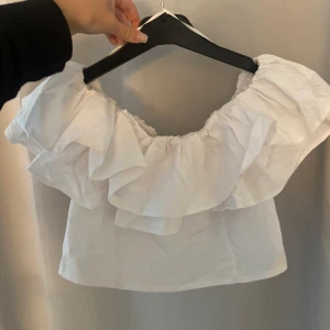 Blus från Gina tricot - Så söt blus från Gina i storlek 36 som är perfekt till sommaren. Använd en gång! Kan skicka fler bilder 