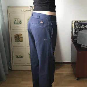 Dickes kostym byxor - Blåa dickies kostymbyxor i lagom skick, den vita fläcken är målar färg. Storleken är oklar eftersom att detta är kill jeans. Skriv för mått