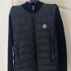 Moncler cardigan  - Hej säljer nu min fina moncler cardigan en perfekt o stilren vårjacka säljer nu den då den inte kommer till så mycket användning och är i väldigt bra skick därav priset allt og medföljer