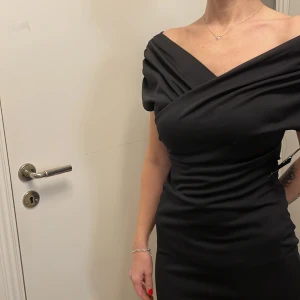 Svart klänning  - Fin svart klänning passar till olika tillfällen. Nytt skick lapp kvar på. Klänning storleken är en M men passar även som en S, skriv vid intresse eller frågor gärna❣️