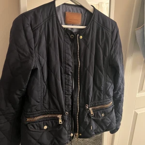 Vårjacka  - Säljer denna supersnygga vårjackan som är från zara!! Den har lite defekter på vissa ställen (se sista bilden). 