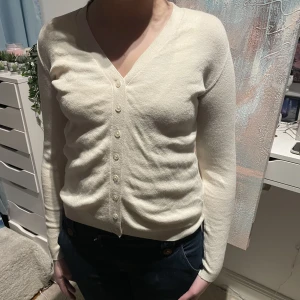 Kofta - Säljer min underbara kofta från brandy Melville!!😍❤️❤️den är superskön och sitter väldigt snyggt på❤️❤️najs nu till sommaren, den är vit men lite åt det beiga hållet, köpte den för ungefär 400 säljer för 200❤️