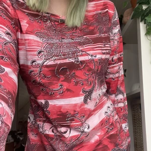 långärmad t-shirt - en långärmad t-shirt med coolt tryck och rhinestones/strass!😊den är från märket charles vögele som är ett tyskt märke🫶rhinestones/strassen sitter kring blommorna på trycket ❤️