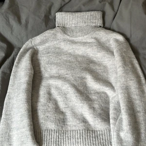 Fin stickad tröja med krage 💘 - Superfin stickad tröja med krage från gina young. Storlek 158/164, men passar nog xxs/xs. Bara använd en gång och därför i helt nyskick. Köptes för 230 kr och säljer för 150 💗Pris kan alltid diskuteras. 👍🏻
