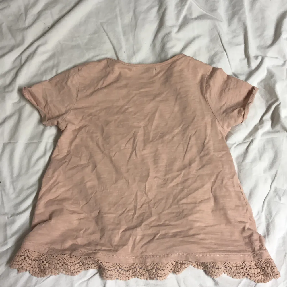 En helt plain rosa t-shirt från lager 157 i storlek 140. Använd men fortfarande i bra skick! Pris kan ändras vid snabb affär! Nås lättast på telefon☺️. T-shirts.