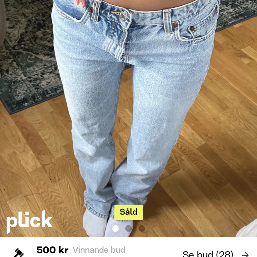 Säljer dessa då de inte längre passar mig i längden är 175 ❤️zara jeans i modellen midwaist ljusblå ❤️ köp direkt för 400kr ( lånad bild, kontakta för mer frågor )❤️. Jeans & Byxor.