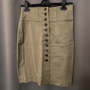 Jeans kjol - Skön jeanskjol som aldrig är använd med knappar. 