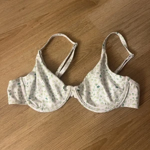 Shein bikiniöverdel  - Bikiniöverdel från Shein. Aldrig använd då den är för liten för mig. Storlek S men ganska liten i storleken. 