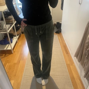 Gröna Juicy couture byxor - Säljer mina juicy byxor då dom inte kommer till användning längre. Inga slitningar eller hål, som nya💗