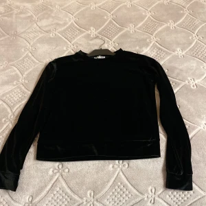 En madlady tröja med underbar tyg  - Den är använd 1 gång lite för liten för mig för det är Xs, köpte den för 350kr kvitta finns ej 