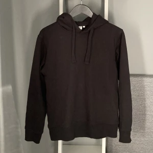 Weekday Hoodie - Svart weekday hoodie, endast andvända 1 gång. Säljer för den inte kom till andvändning  Skick: 9/10     