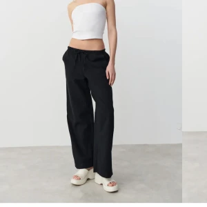 Svarta Linnebyxor  - Svarta linnebyxor från Gina i strl xs. Knappt använda. Köpets för 399kr. Jag är 158 och dom är långa på mig 