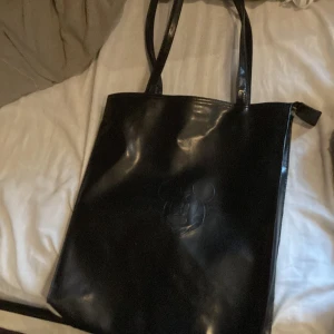 Väska - En jätte cool mussepigg väska Ej äkta läder Kontakta mig om du är intresserad eller fler bilder 