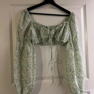 Blommig topp - Som ny, från hm strl S