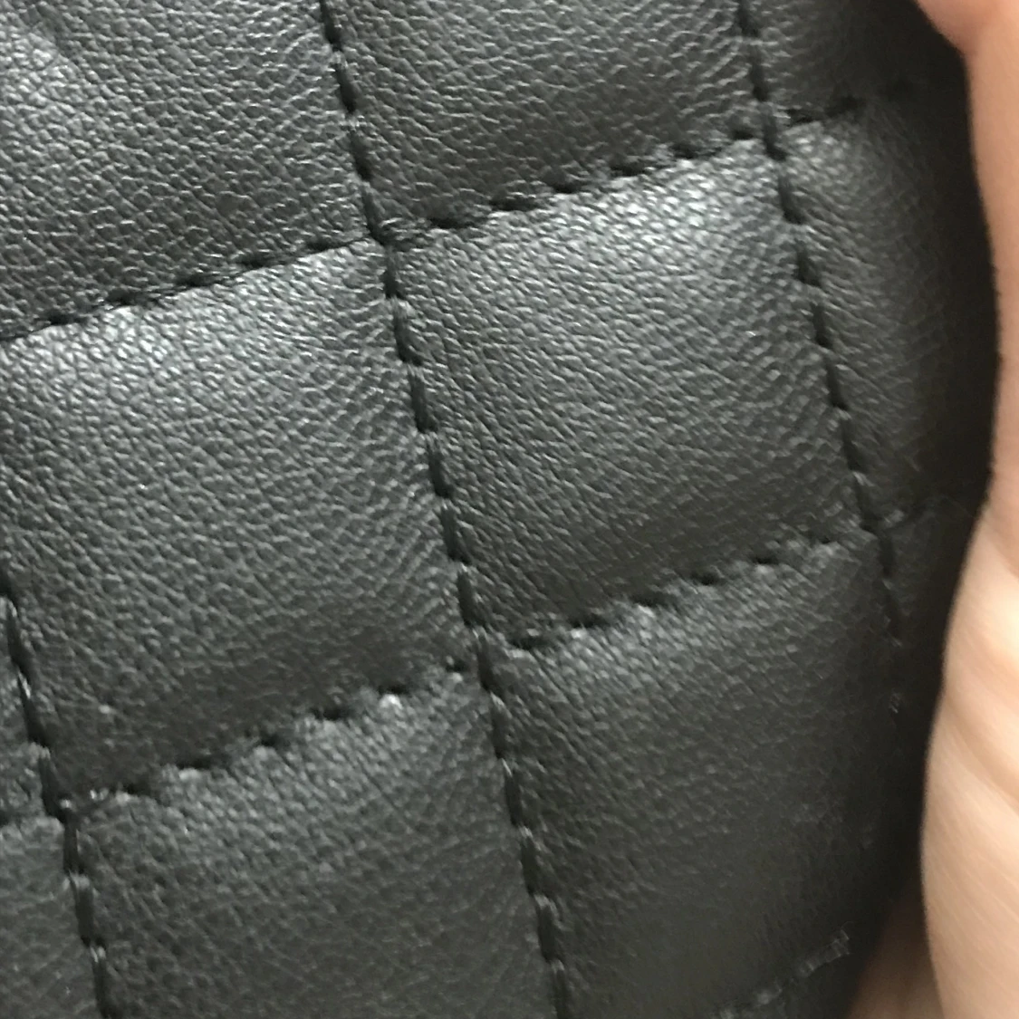 Svart plånbok med gulddetaljer - 91